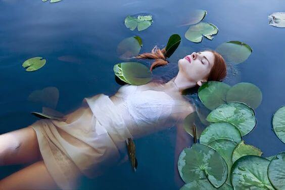 donna-galleggia-in-acqua