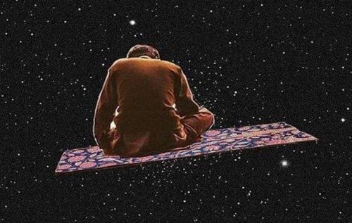 uomo su tappeto volante