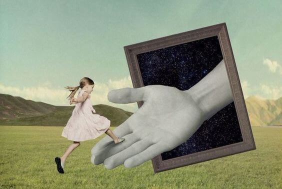 mano-che-esce-da-cornice