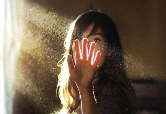 mano-copre-volto-di-ragazza