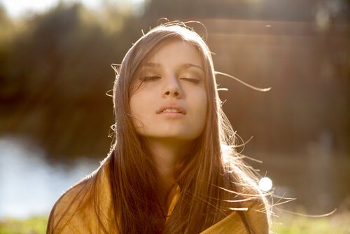 ragazza-ad-occhi-chiusi bella