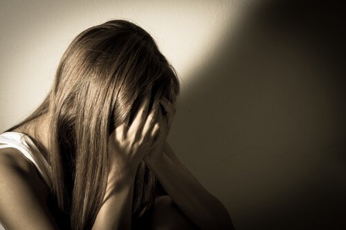 ragazza-con-volto-coperto