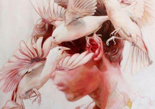 uomo con colombe in testa