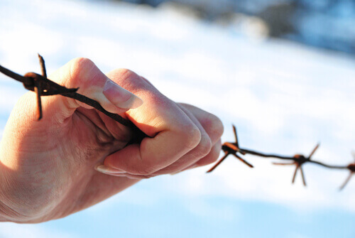 mano-di-una-donna-che-si-fa-del-male