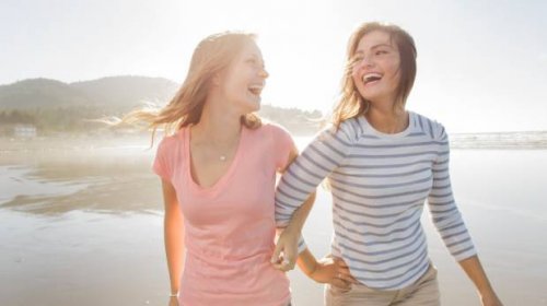 amiche-ridono-a-braccetto