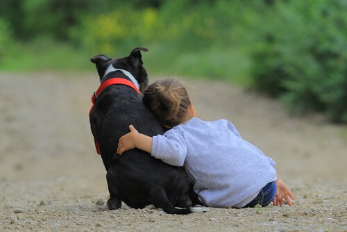 bambina-abbraccia-cane