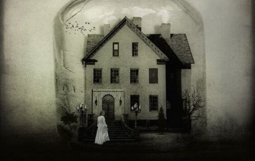 casa-e-donna-sotto-campana-di-vetro