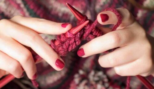 Lavorare a maglia: il potere terapeutico di intrecciare i fili