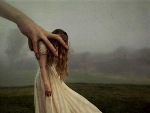 mano-che-afferra-ragazza