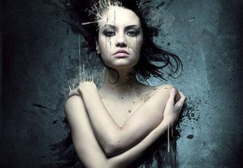 ragazza-che-abbraccia-se-stessa