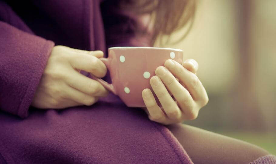 la solitudine ragazza-con-tazza-tra-le-mani