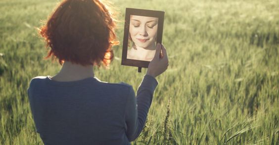 ragazza-si-guarda-allo-specchio