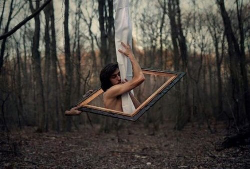 uomo-spunta-da-una-cornice-nel-bosco