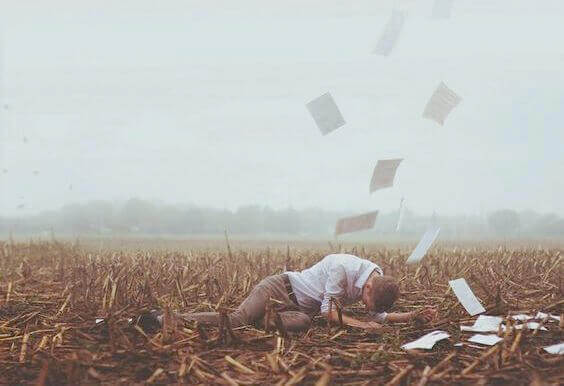 uomo-che-perde-fogli