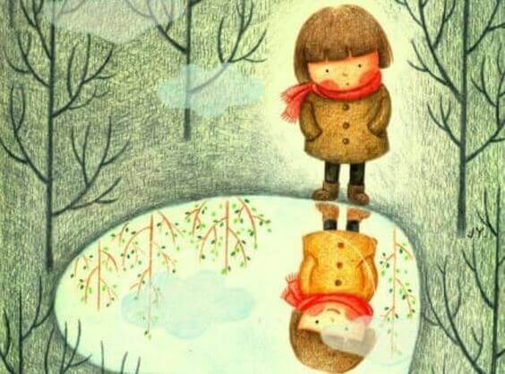 bambina-che-guarda-il-suo-riflesso-nellacqua