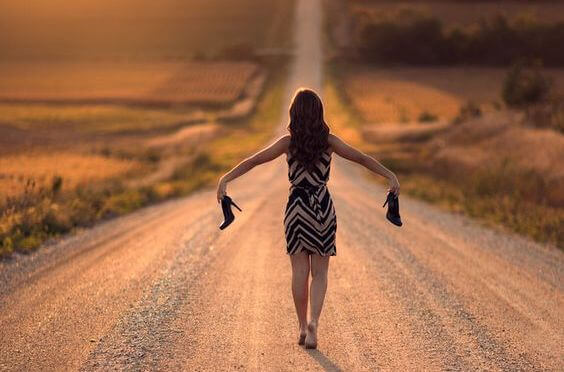 donna-cammina-senza-tacchi