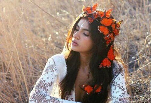 donna-con-corona-di-fiori