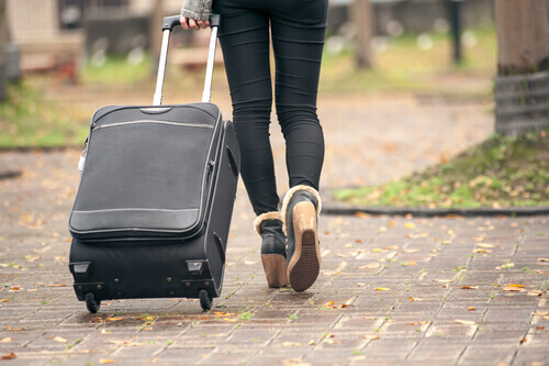 donna-con-valigia