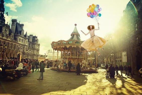 donna-vola-con-palloncini-colorati