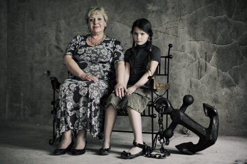 mamma-e-figlia-legata-ad-ancora