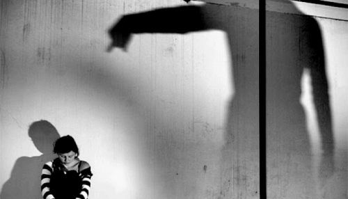 ombra-castiga-ragazza