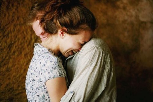 ragazza-ride-su-spalla-di-ragazzo