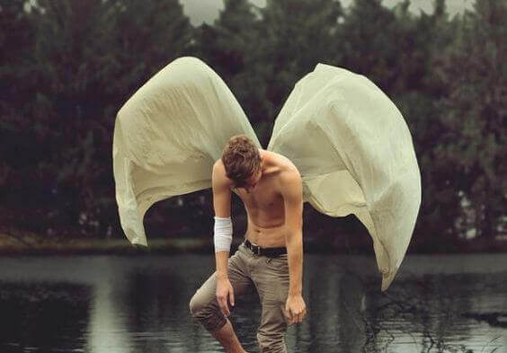 uomo-nel-fiume-con-ali-di-carta