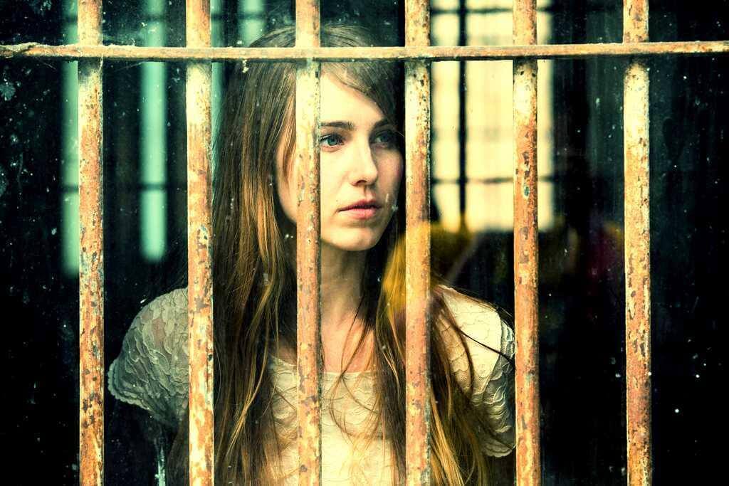 ragazza-dietro-le-sbarre