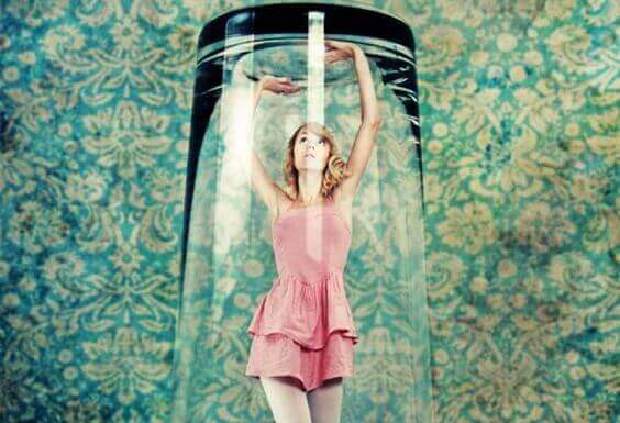 ragazza-intrappolata-in-un-bicchiere