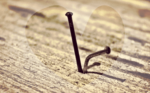 Chiodo non scaccia chiodo: è il martello che l’ha piantato a toglierlo