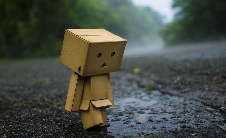 pupazzo-di-cartone-triste