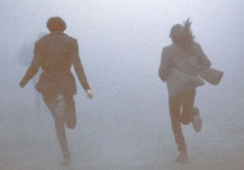 uomo-e-donna-corrono-nella-nebbia