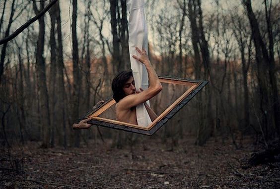 uomo-esce-da-cornice