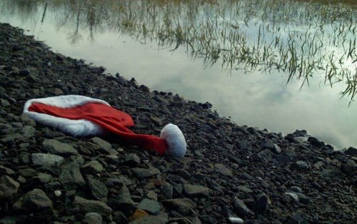 Cappello di Babbo Natale sulla riva di un fiume