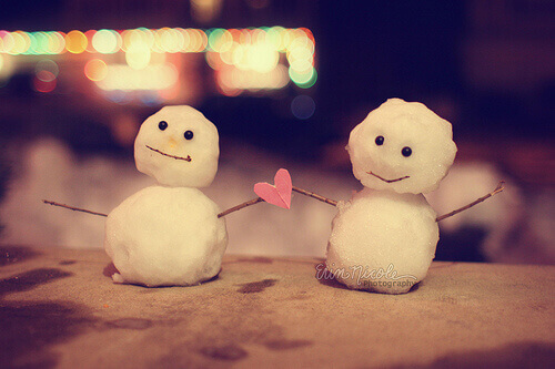 Pupazzi di neve con cuore in mano