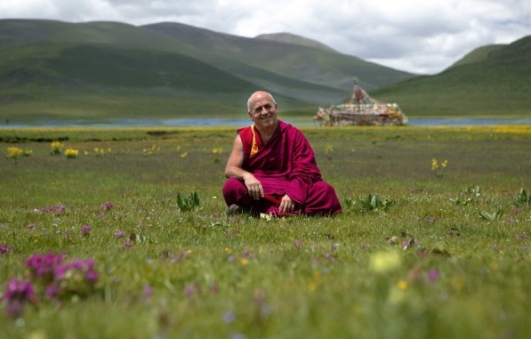 Pensare solo a noi stessi ci rende persone miserabili?