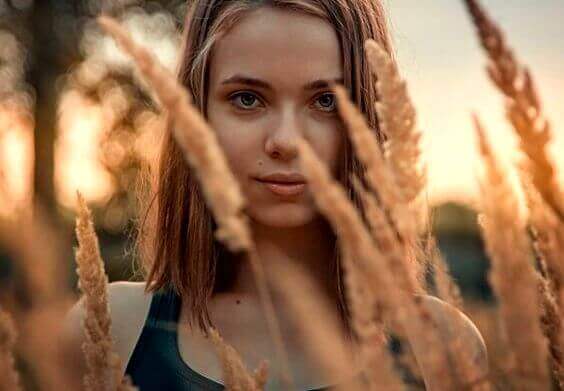 ragazza in campo di grano