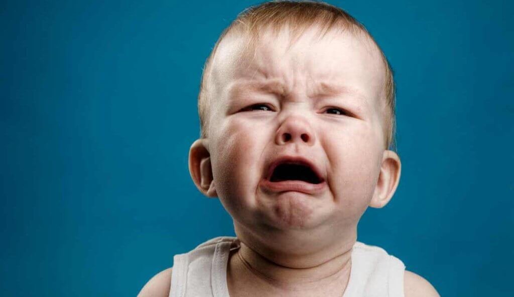 Bambino che non prova un attaccamento evitante