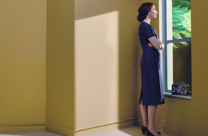 donna che osserva i dettagli preziosi