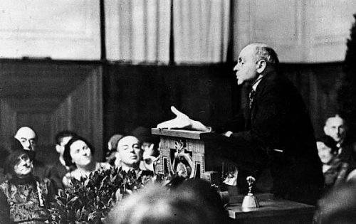 Adler che dà un discorso sulla psicologia individuale