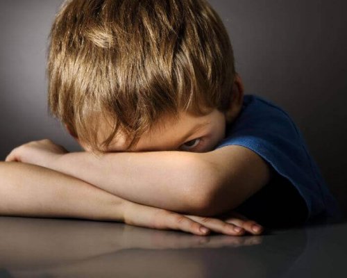 Bambino affetto da schizofrenia infantile