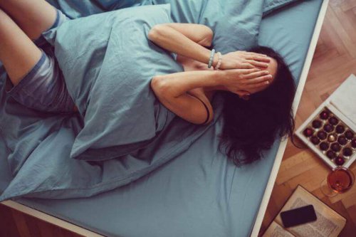 Donna a letto che soffre di insonnia