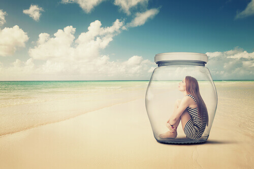 Donna chiusa in un barattolo di vetro sulla spiaggia