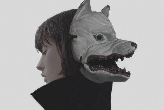 donna con maschera da lupo