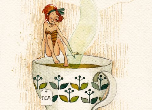 Donna contenta che si fa il bagno in una tazza di tè