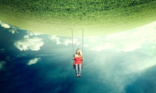 Donna su un'altalena in un mondo capovolto