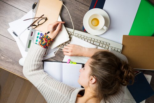 Ragazza stanca di studiare per gli esami