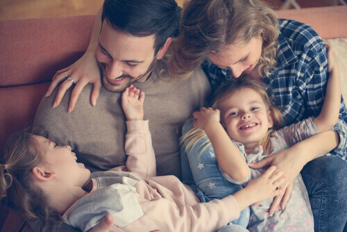 Genitori con figli felici dopo aver usato la tecnica del vaso della felicità.