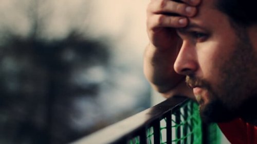 uomo pensieroso mia figlia ha l'Alzheimer