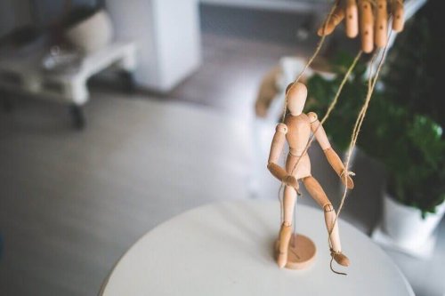 Burattino controllato dalla manipolazione emotiva